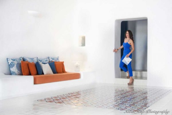 Γυναίκα στο σαλόνι στο Luna Suites Santorini