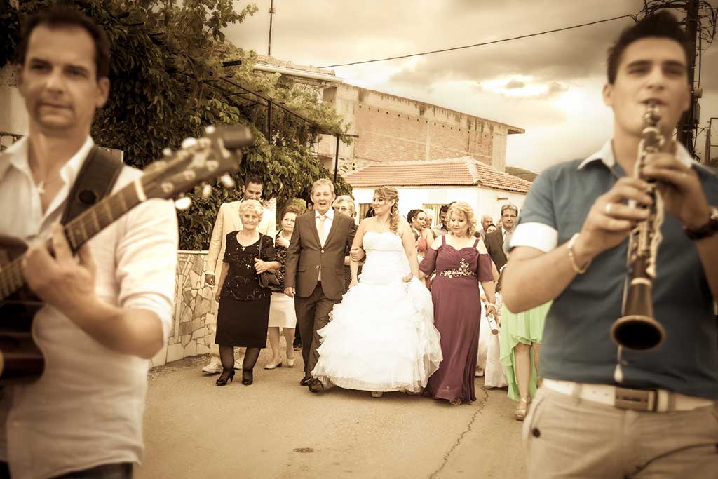 Η νύφη πάει στην εκκλησία με κλαρίνα