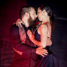Ζευγάρι που χορεύει μοντέρνο χορό